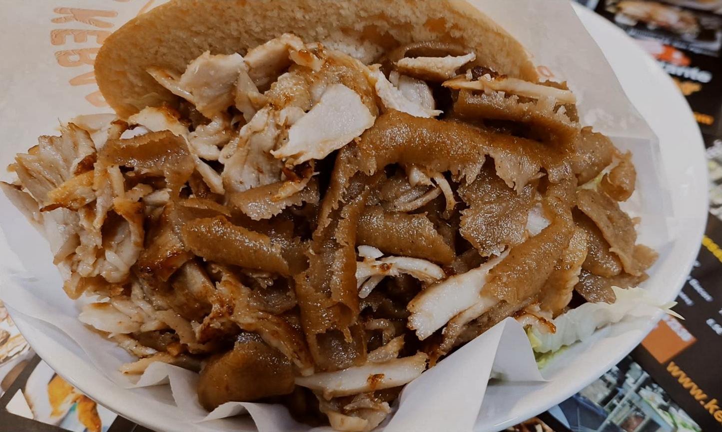 Plato de kebab mixto con ingredientes frescos