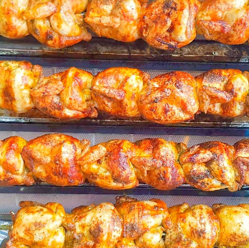 Pollos asados dorados en el horno del restaurante