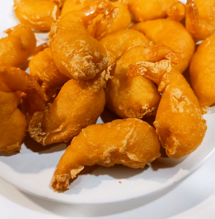 Ración de gambas frescas servidas en el restaurante